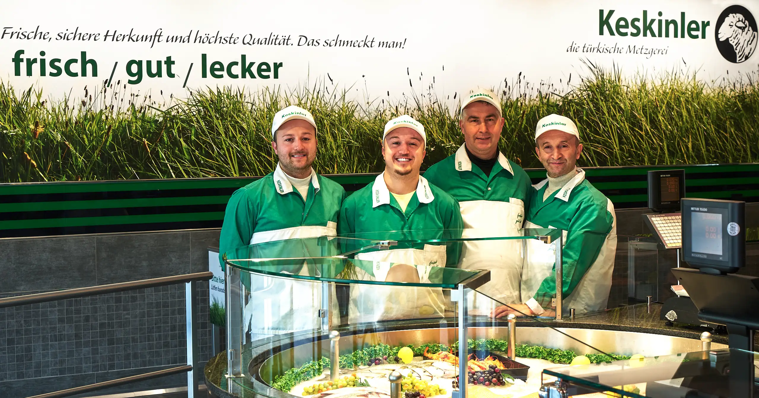 Das Keskinler-Team in ihrer Metzgerei in Dortmund Eving. Foto: Peter Hölscher